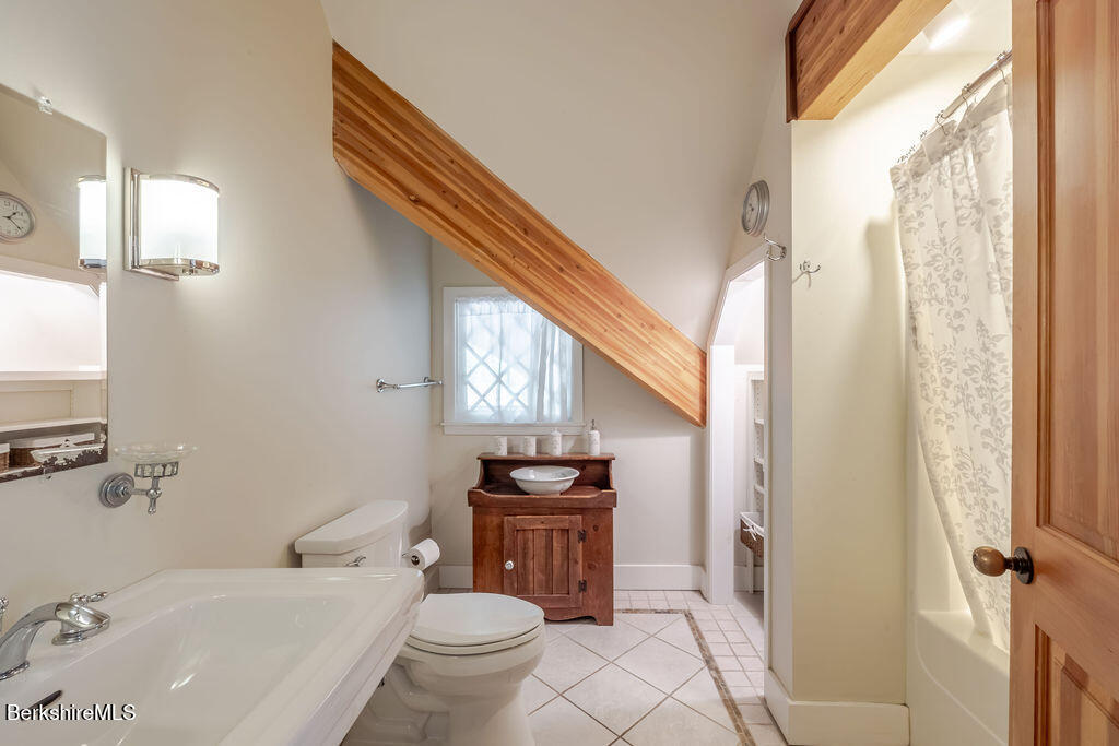 142 Rote Hill Road Sheffield, MA 01257 - Photo 27 of 40 Second Floor Full Bath
