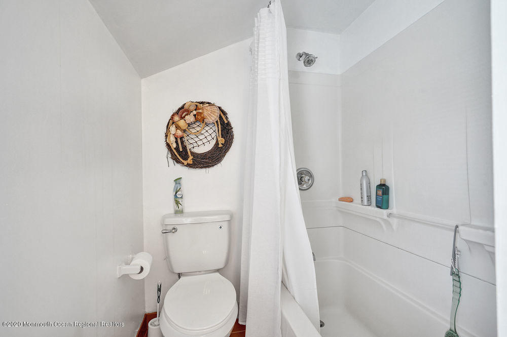 124 Green Island Road Toms River, NJ 08753 - Photo 31 of 49 2nd Floor Full Bathroom