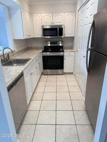 $3,975 | 1465 East Putnam Avenue, Unit 326, Riverside, CT 06878