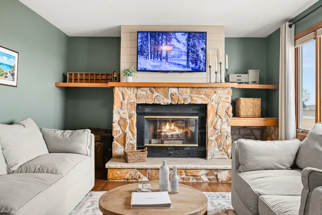 $725,000 | 24284 Schafer Road, Clare, IL 60111