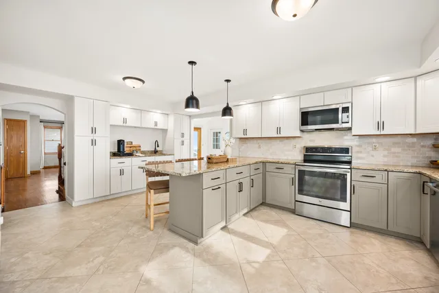 $725,000 | 24284 Schafer Road, Clare, IL 60111