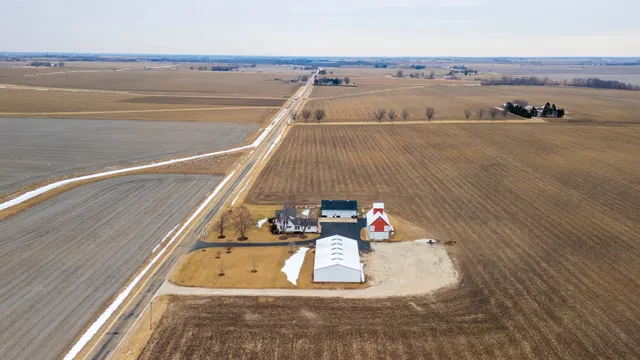 $725,000 | 24284 Schafer Road, Clare, IL 60111