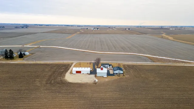 $725,000 | 24284 Schafer Road, Clare, IL 60111