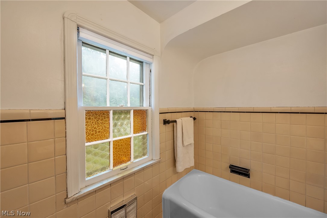 3633 Strandhill Road Shaker Heights, OH 44122 - Photo 25 of 35 2nd Floor Full Bath