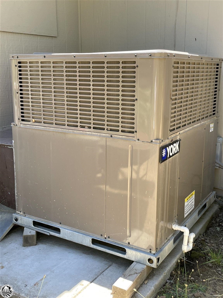 18191 Woodham Carne Road Sonora, CA 95370 - Photo 38 of 47 a view of a door