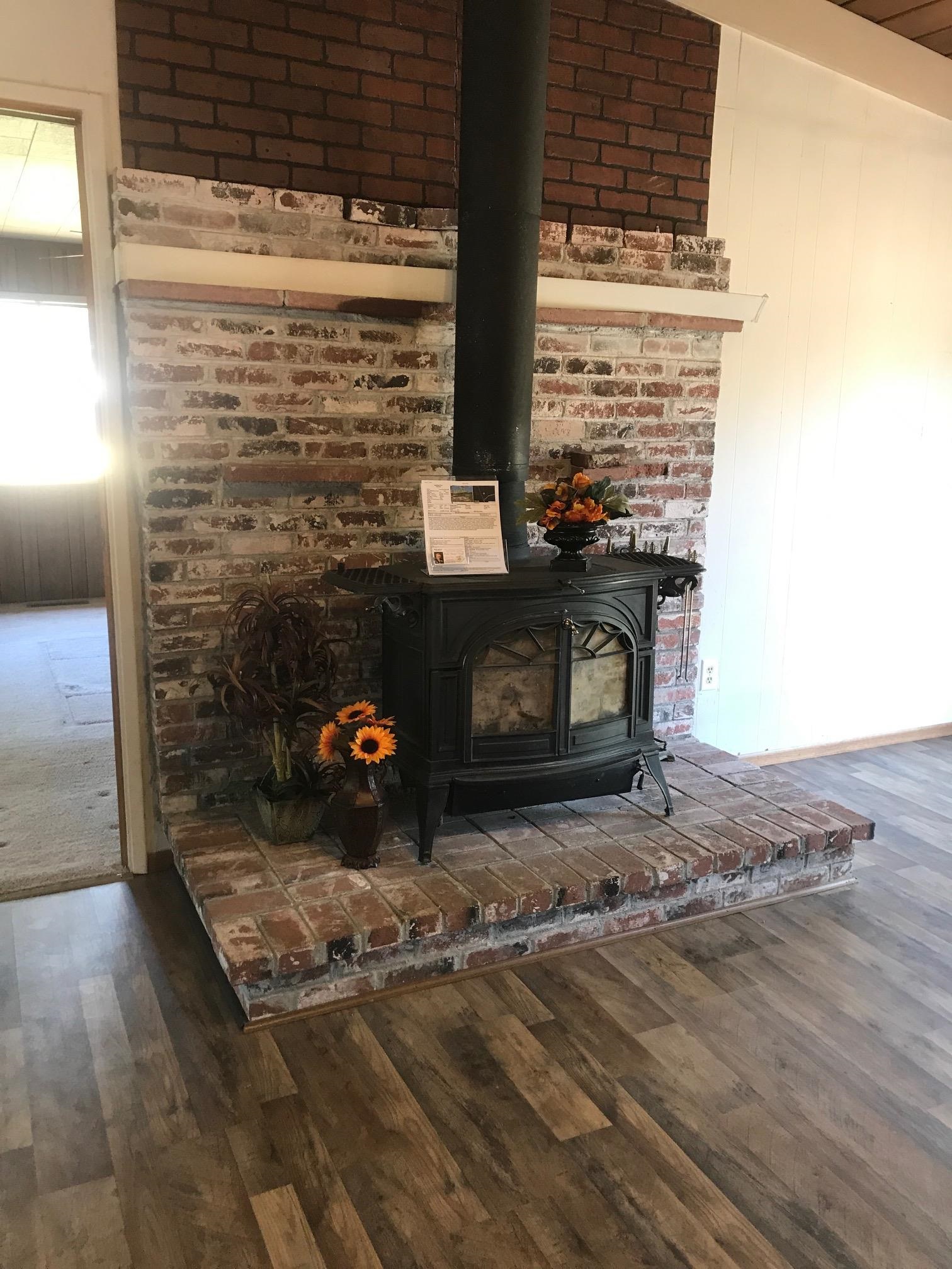 18191 Woodham Carne Road Sonora, CA 95370 - Photo 41 of 47 a view of fireplace and wooden floor