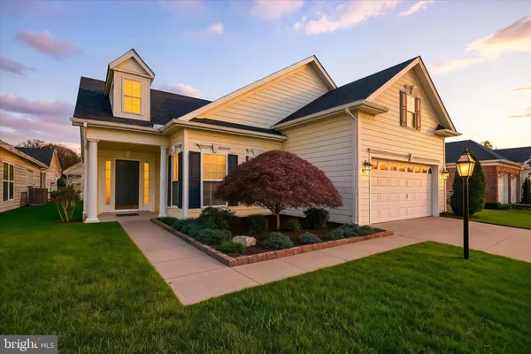a view of a front of house with a yard