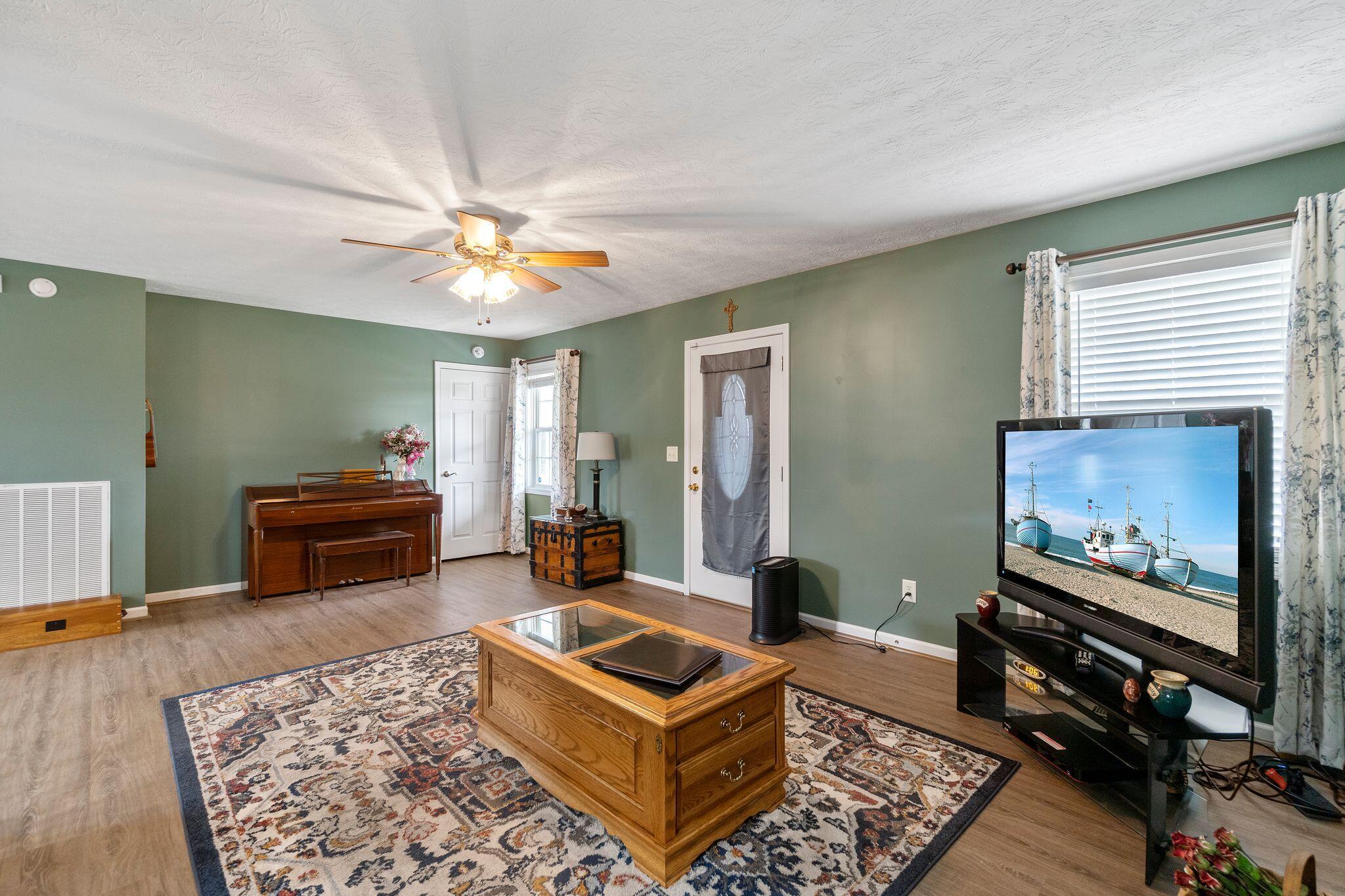 2170 East Fork Road Greeneville, TN 37743 - Photo 3 of 28 Living Room