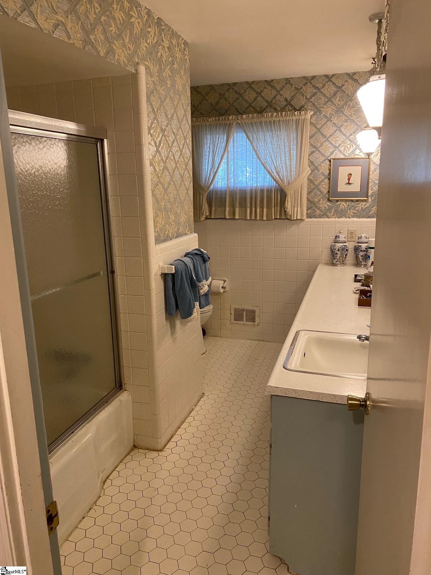 409 Bridgewater Drive Greenville, SC 29615 - Photo 19 of 33