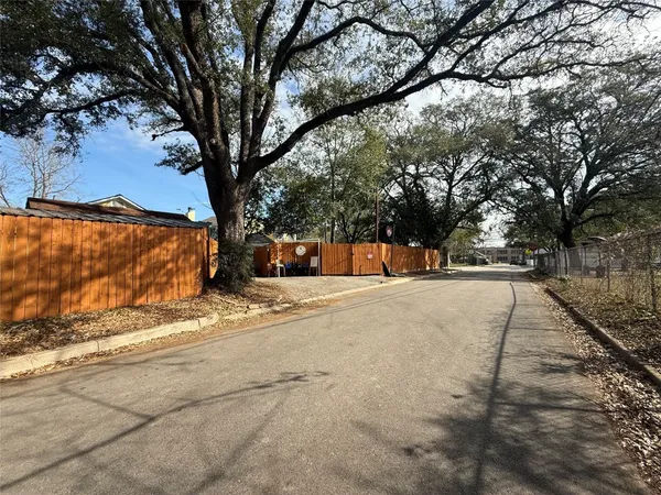 $375,000 | 412 Waco Street, Conroe, TX 77301