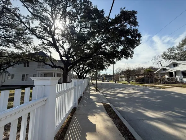 $375,000 | 412 Waco Street, Conroe, TX 77301