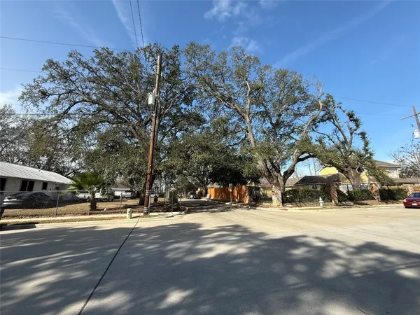 $375,000 | 412 Waco Street, Conroe, TX 77301