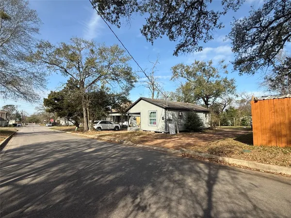 $375,000 | 412 Waco Street, Conroe, TX 77301