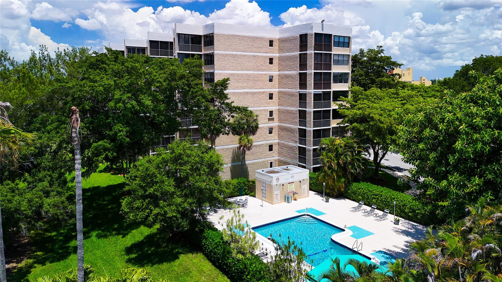16300 Golf Club Road, Unit 809 Weston, FL 33326 - Photo 35 of 42 Residence pool