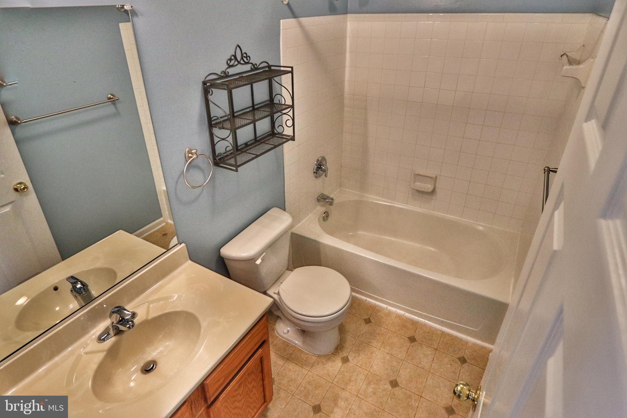 5007 Kemsley Road Baltimore, MD 21237 - Photo 15 of 22 Upstairs hallway full bath with tub/shower combo