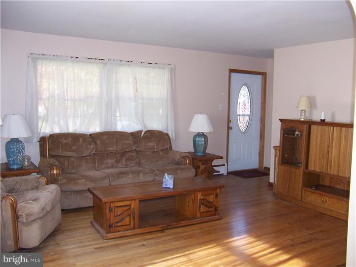 420 Washington Street Spring City, PA 19475 - Photo 5 of 18 Living Room