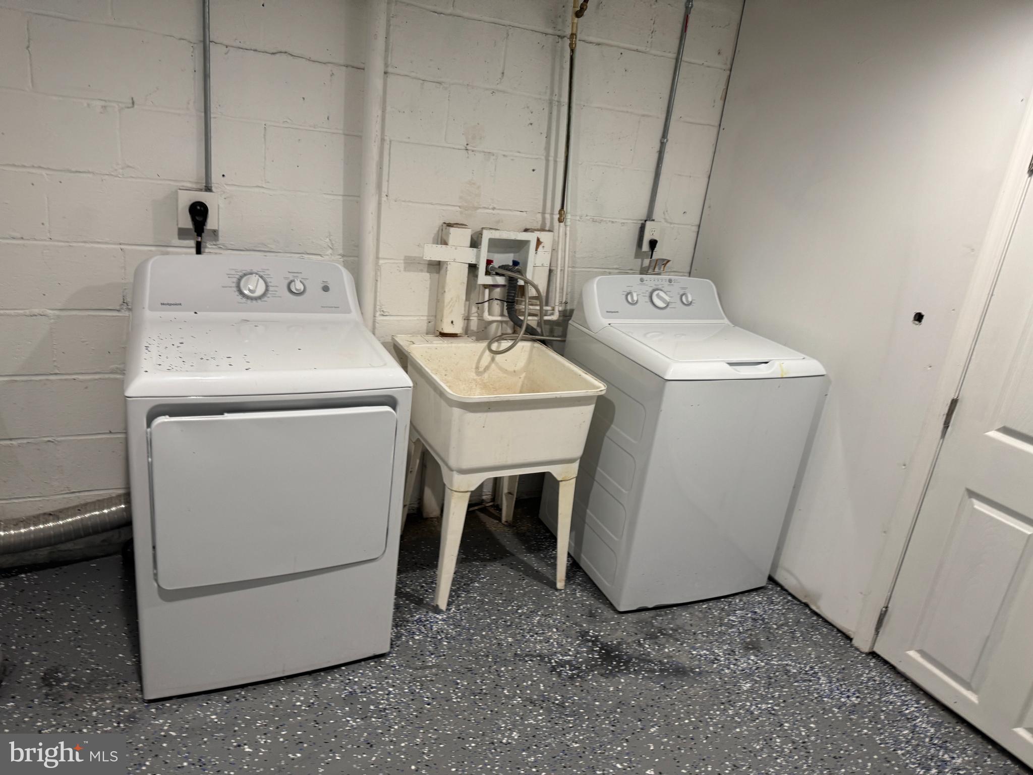 7445 Edsworth Road Baltimore, MD 21222 - Photo 31 of 37 a utility room with dryer and washer