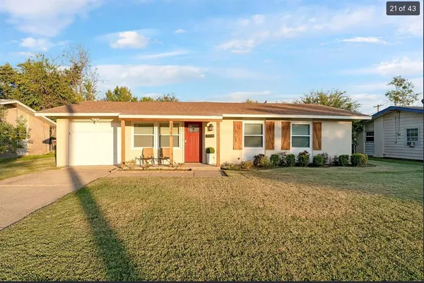 a view of a house with backyard and garden