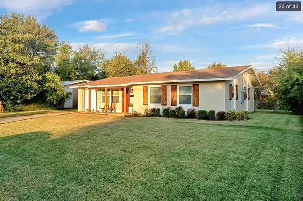 a view of a house with backyard and garden