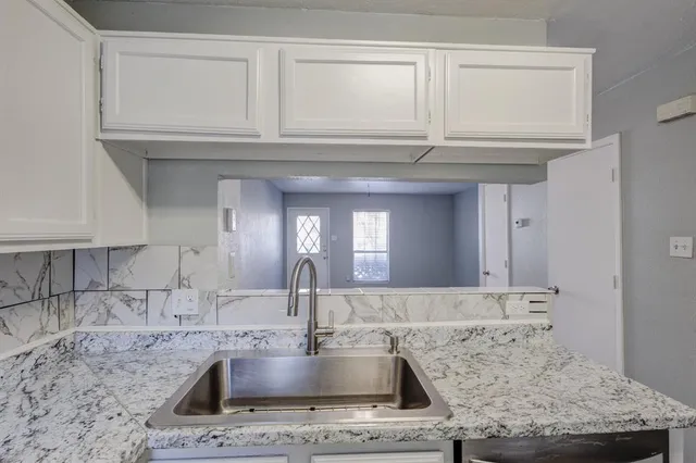 $1,700 | 613 Carriagehouse Lane, Unit 5, Garland, TX 75040