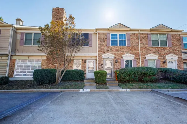$1,700 | 613 Carriagehouse Lane, Unit 5, Garland, TX 75040
