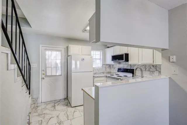 $1,700 | 613 Carriagehouse Lane, Unit 5, Garland, TX 75040