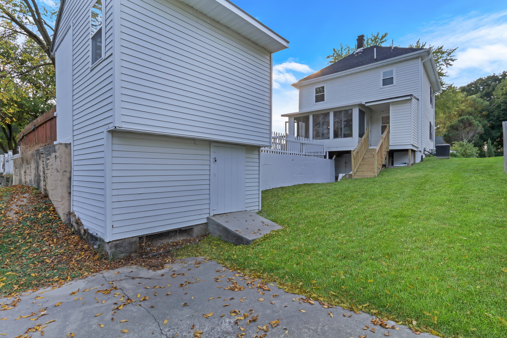 27065 North Ridge Street Wauconda, IL 60084 - Photo 9 of 33 a front view of a house with garden