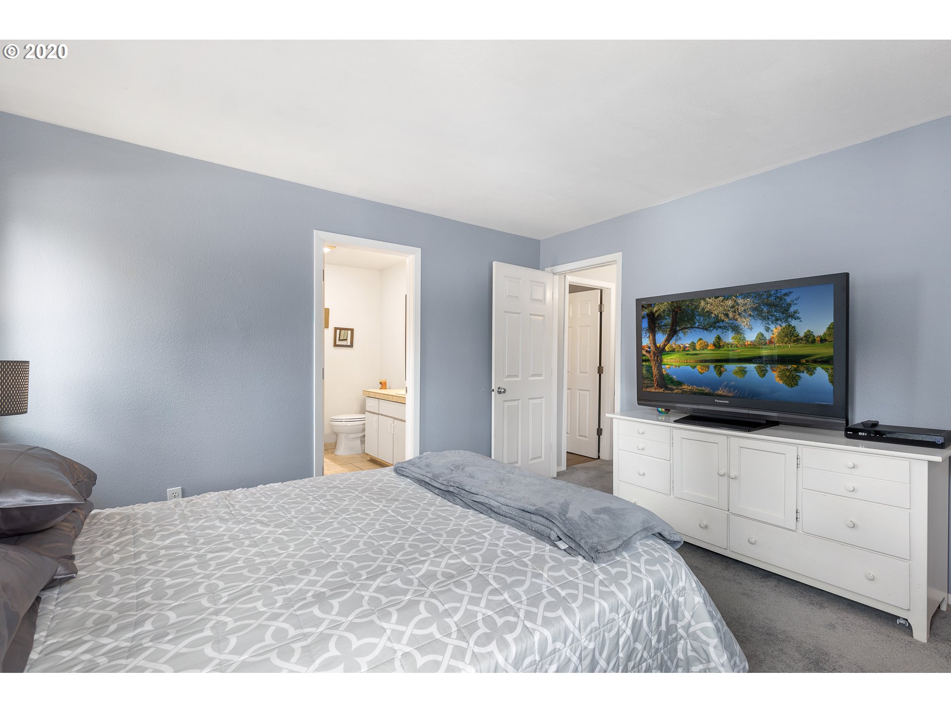 5225 Jean Road, Unit 304 Lake Oswego, OR 97035 - Photo 14 of 23 a bedroom with a bed and a flat screen tv