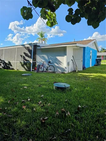 a view of a house with backyard