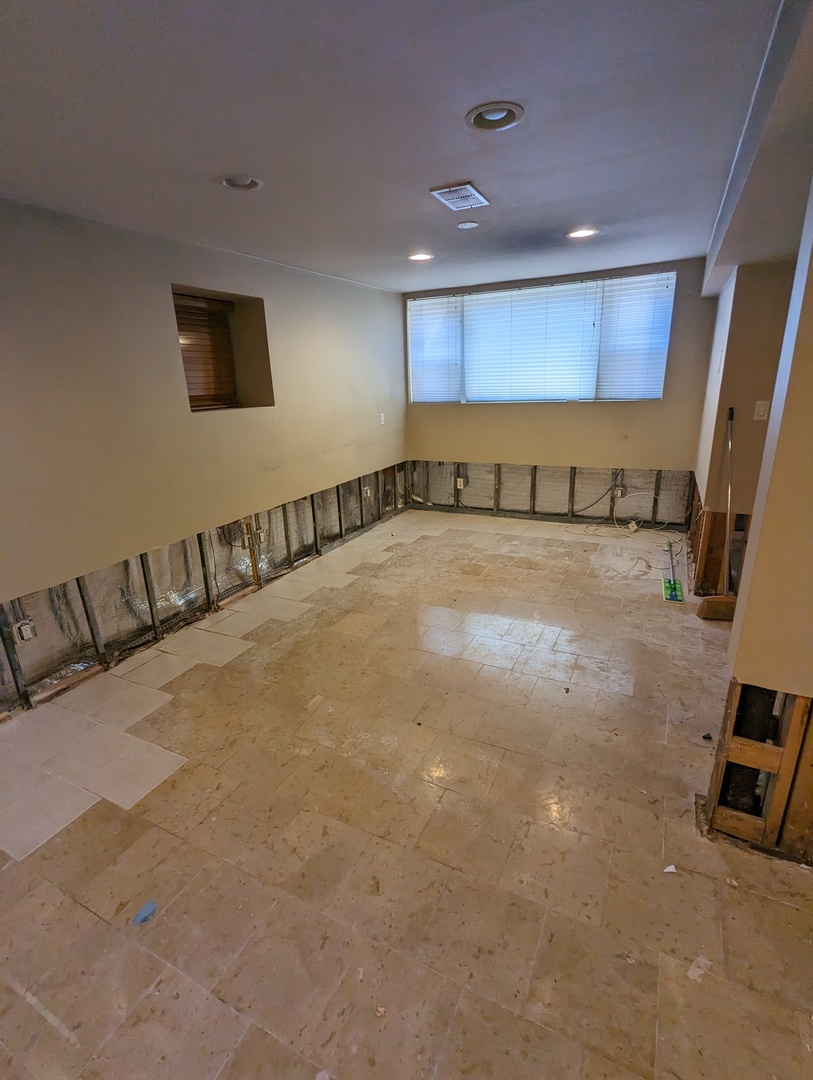 1407 North Mohawk Street, Unit G Chicago, IL 60610 - Photo 4 of 11 a view of a room with gym equipment