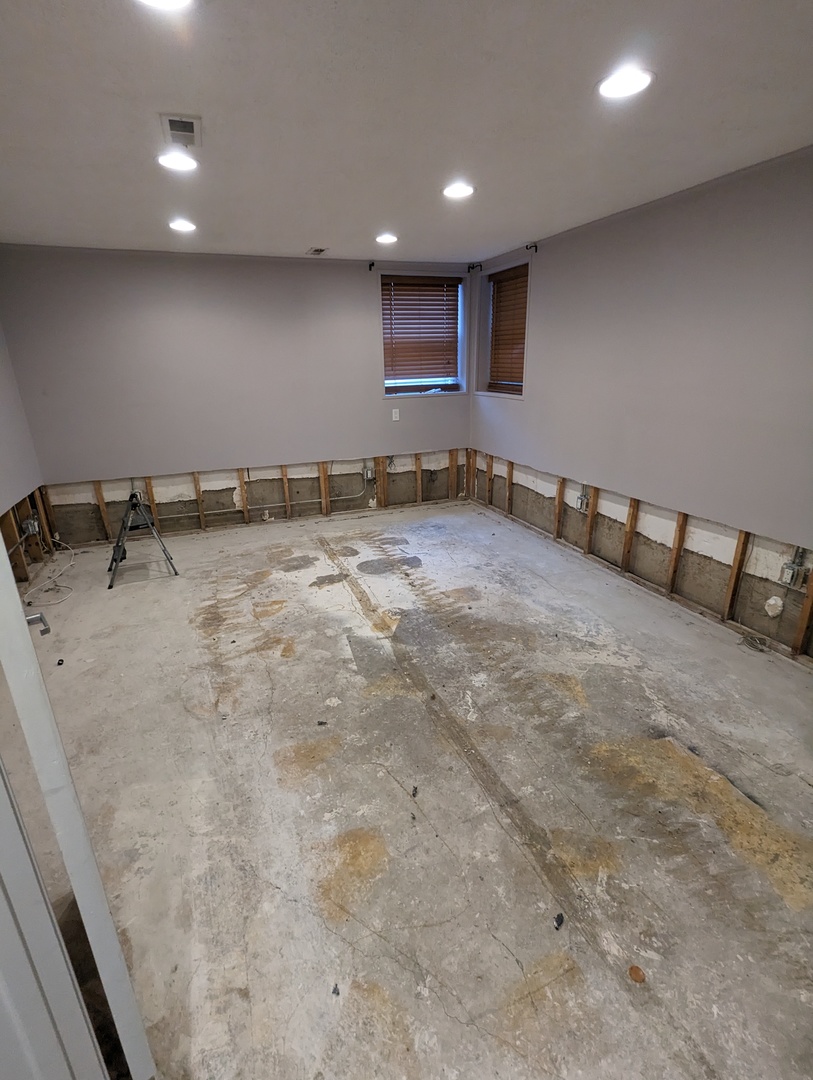 1407 North Mohawk Street, Unit G Chicago, IL 60610 - Photo 5 of 11 a view of a room with natural light