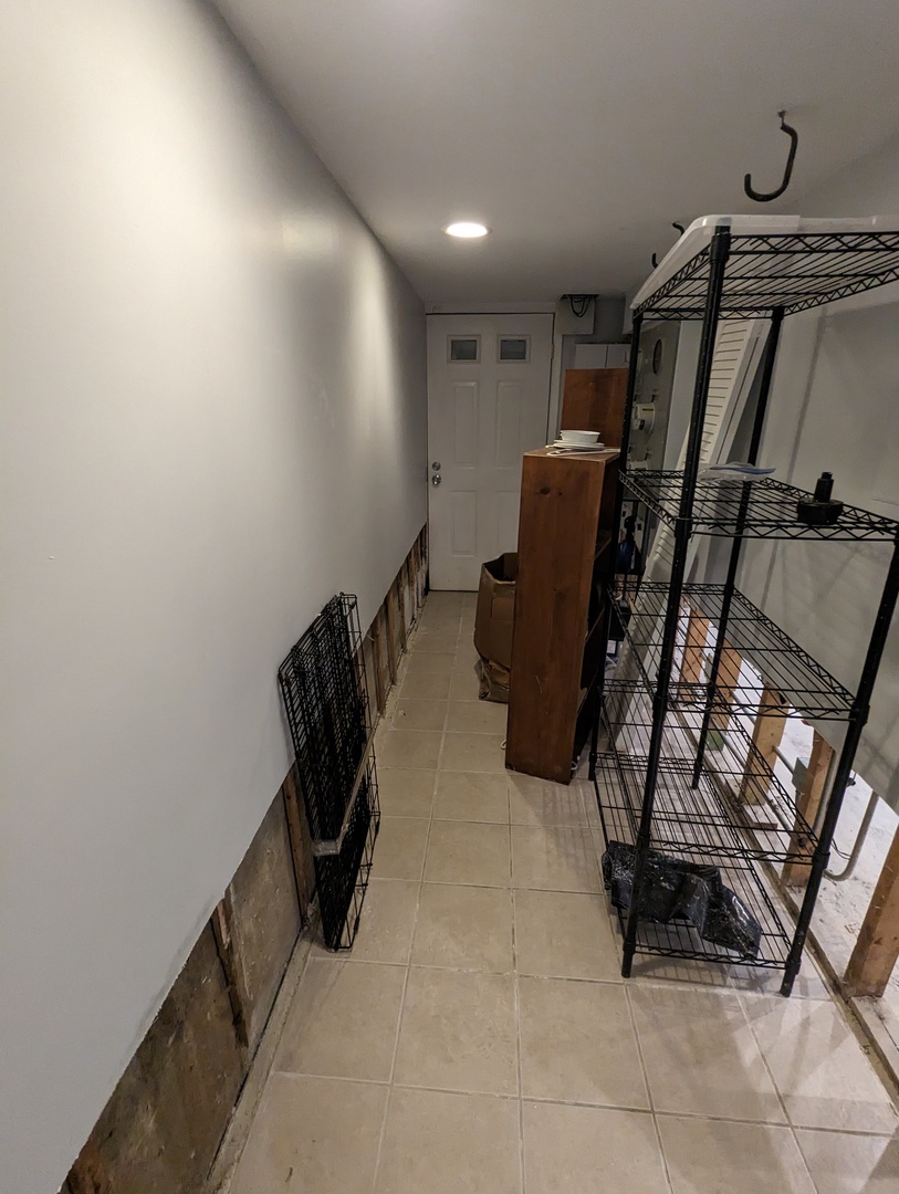 1407 North Mohawk Street, Unit G Chicago, IL 60610 - Photo 6 of 11 a view of a room with gym equipment