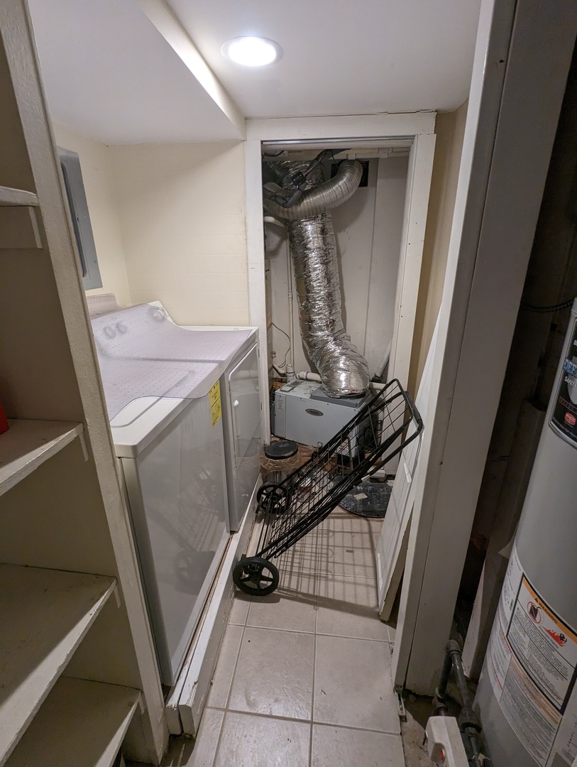 1407 North Mohawk Street, Unit G Chicago, IL 60610 - Photo 7 of 11 a utility room with dryer and washer