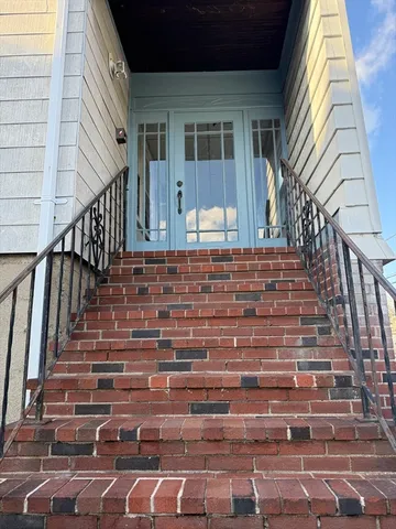 $1,700 | 483 Newport Avenue, Unit 1, Quincy, MA 02170