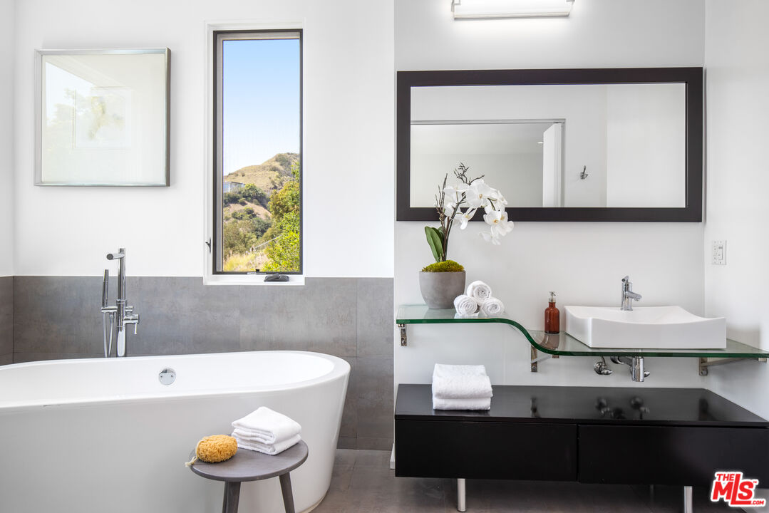 1642 Lindacrest Drive Beverly Hills, CA 90210 - Photo 13 of 22