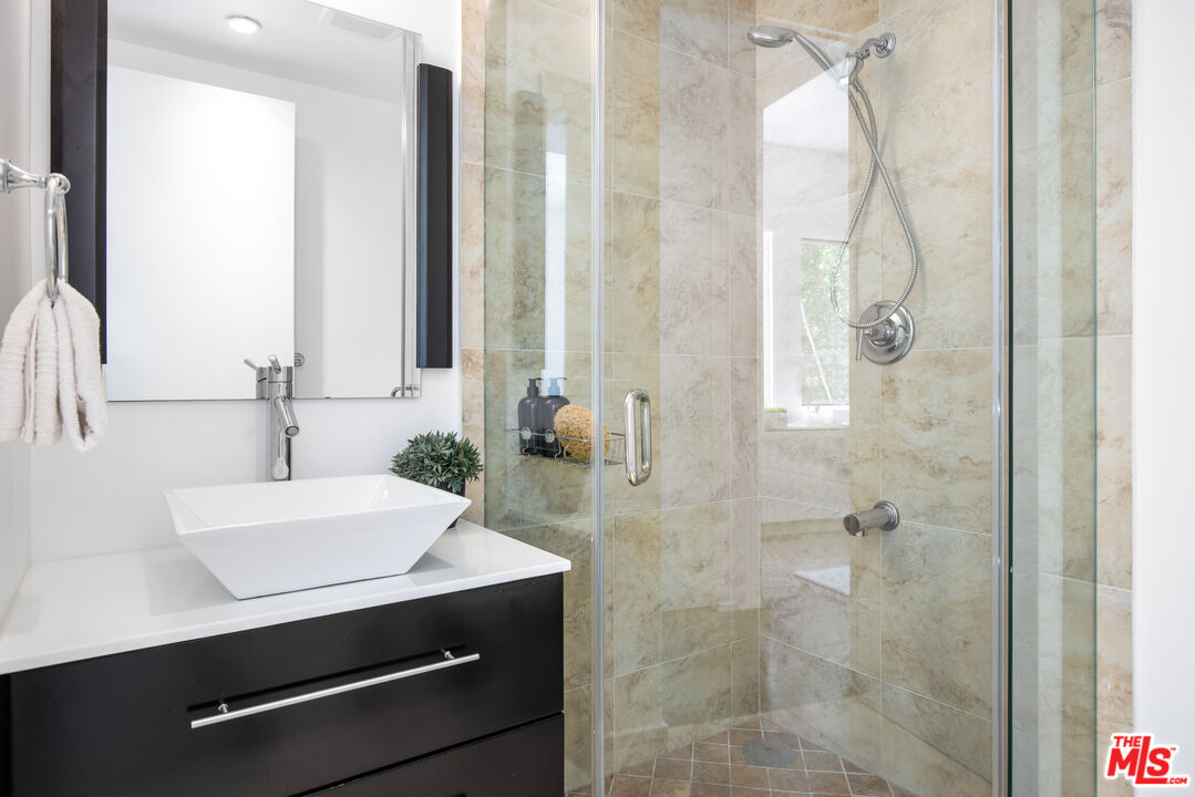 1642 Lindacrest Drive Beverly Hills, CA 90210 - Photo 18 of 22