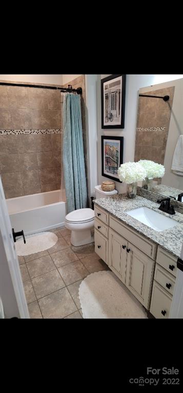 14100 Sunnyhill Grove Road Davidson, NC 28036 - Photo 3 of 18 a bathroom with a sink a mirror and a bathtub