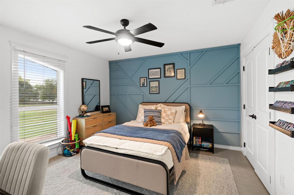 2402 Country Club Road Ennis, TX 75119 - Photo 14 of 33 a bedroom with bed and a window