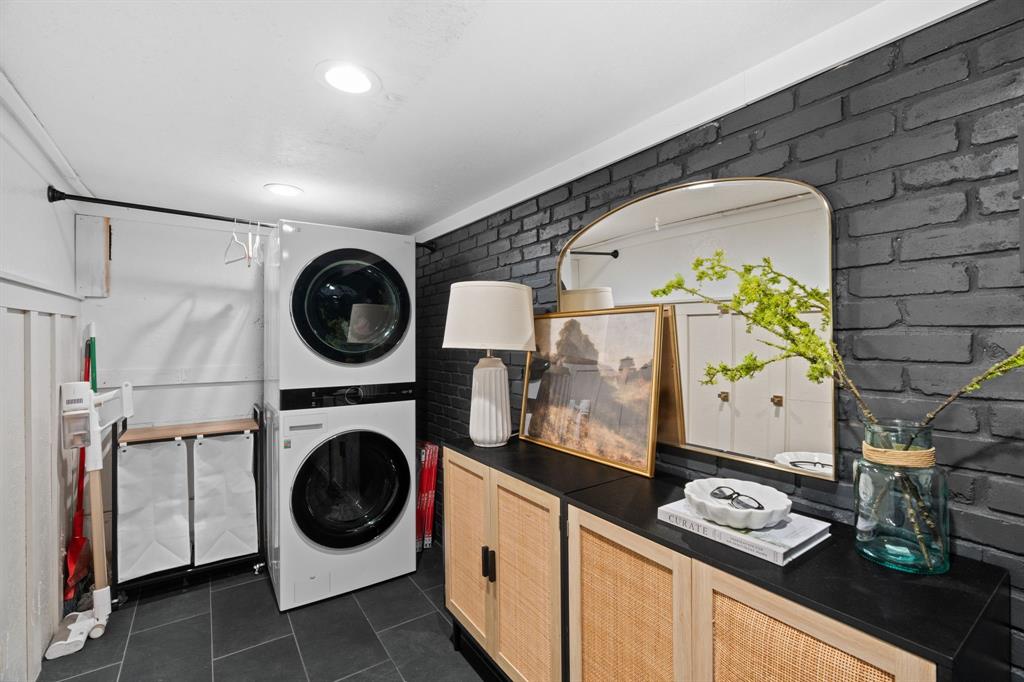 2402 Country Club Road Ennis, TX 75119 - Photo 23 of 33 a view of kitchen with washer and dryer