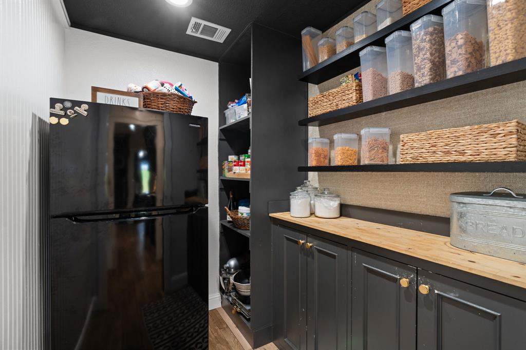 2402 Country Club Road Ennis, TX 75119 - Photo 6 of 33 a kitchen with stainless steel appliances a refrigerator and cabinets