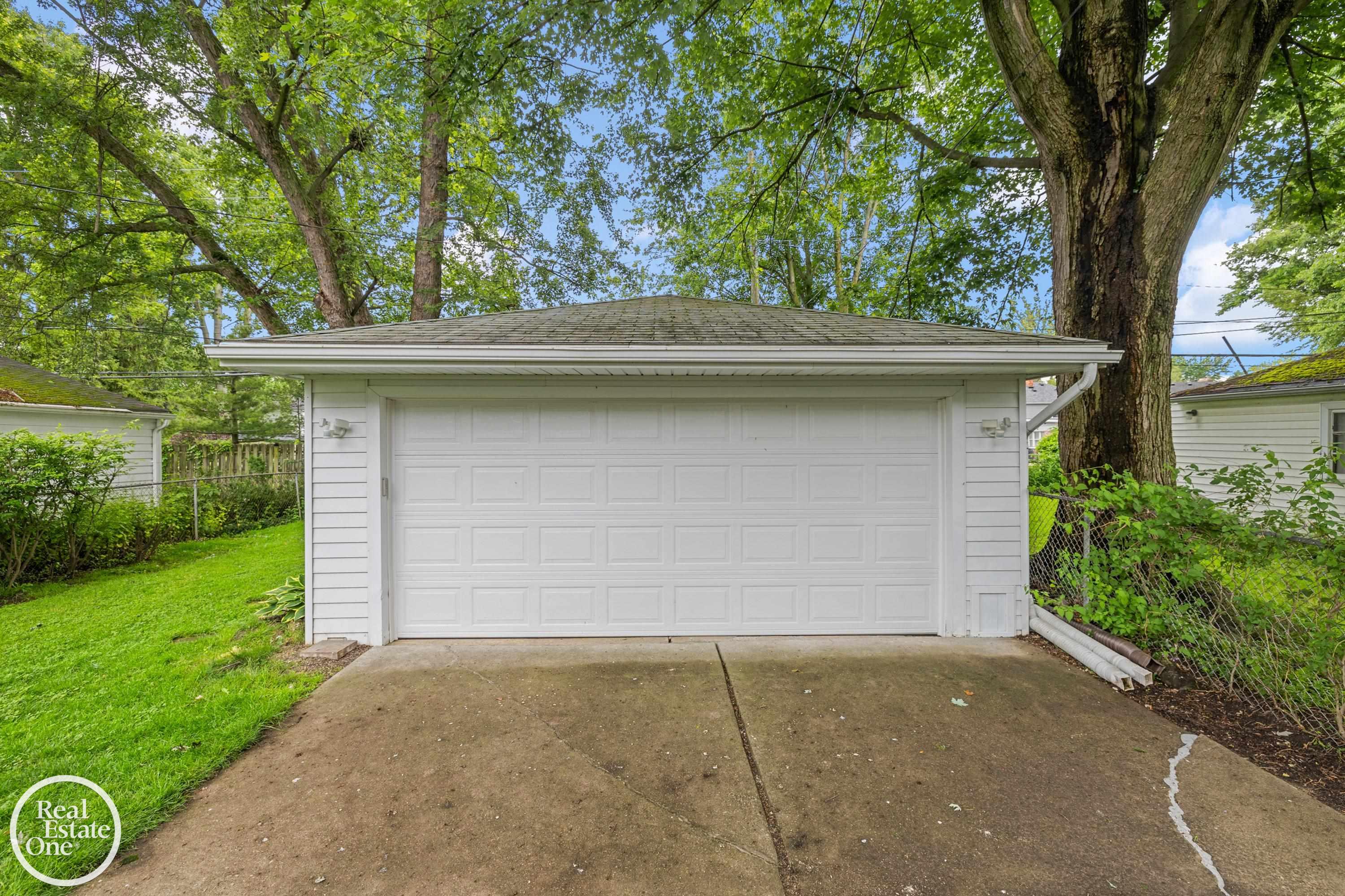 1513 Roslyn Road Grosse Pointe, MI 48236 - Photo 35 of 36 50144102-011b880b-cf2d-4196-a12f-e62043743223.JPG