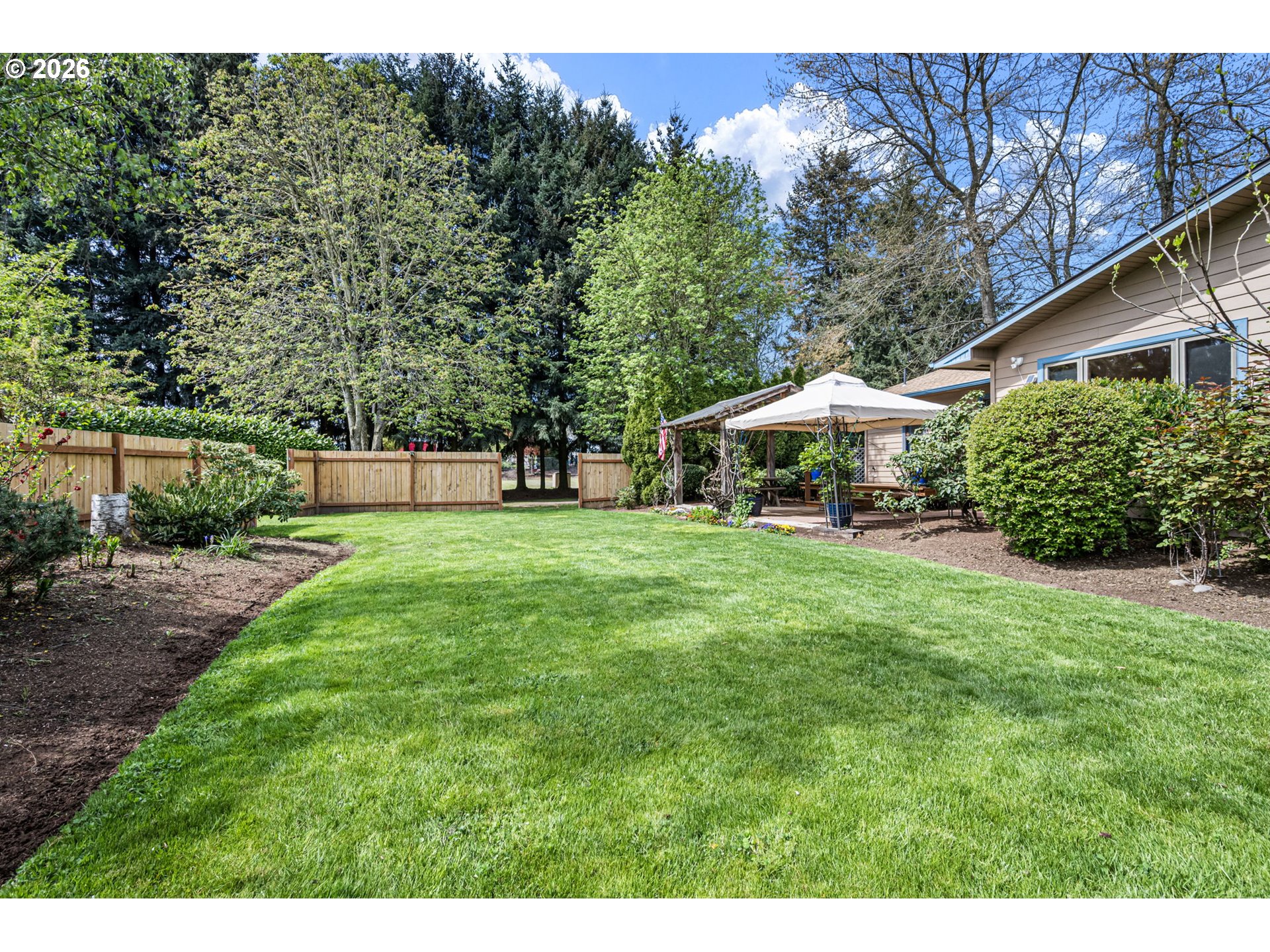 84 Green Lane Eugene, OR 97404 - Photo 36 of 41 a front view of a house with garden