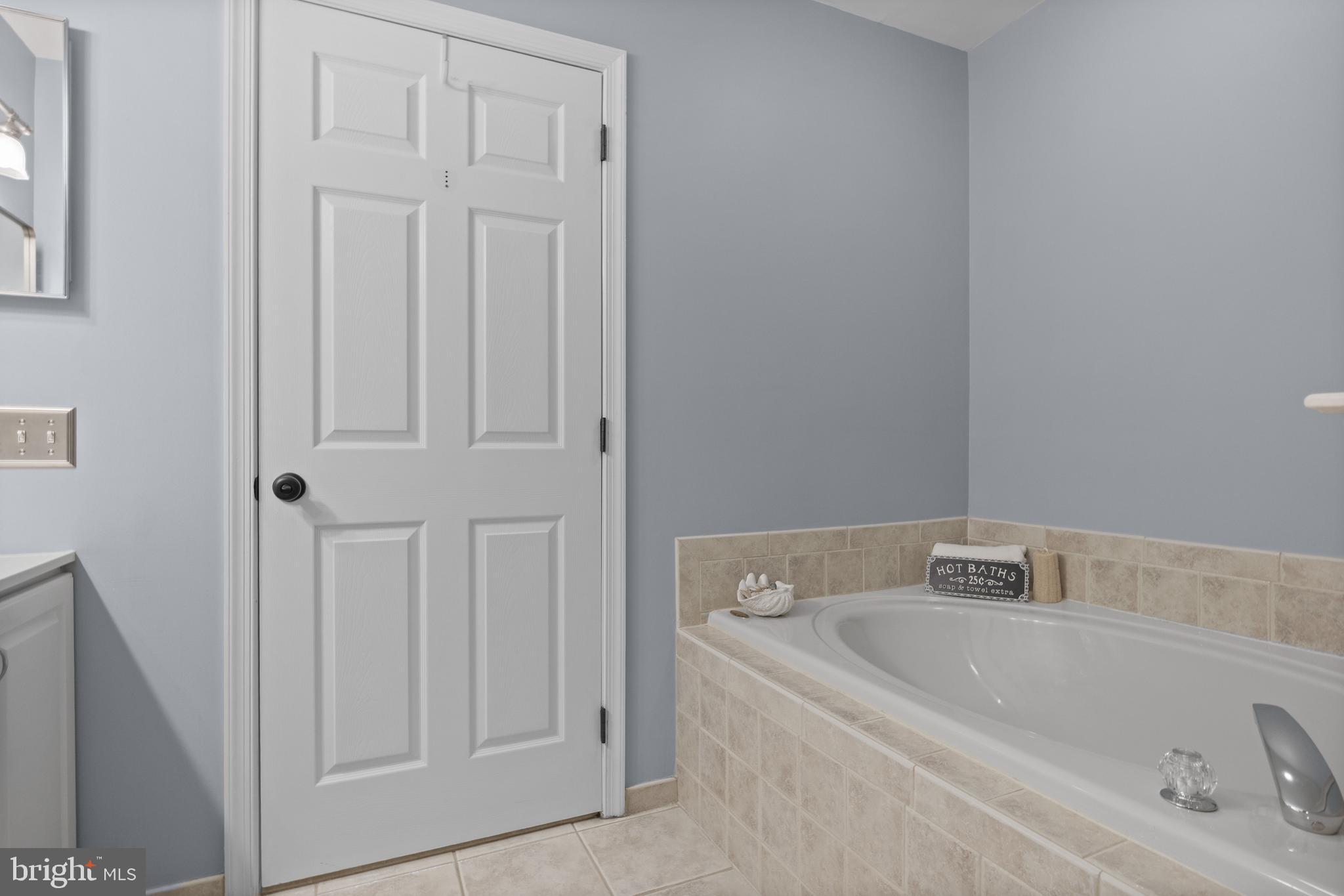 91 Weaver Drive Marlton, NJ 08053 - Photo 19 of 33 a bathroom with bathtub