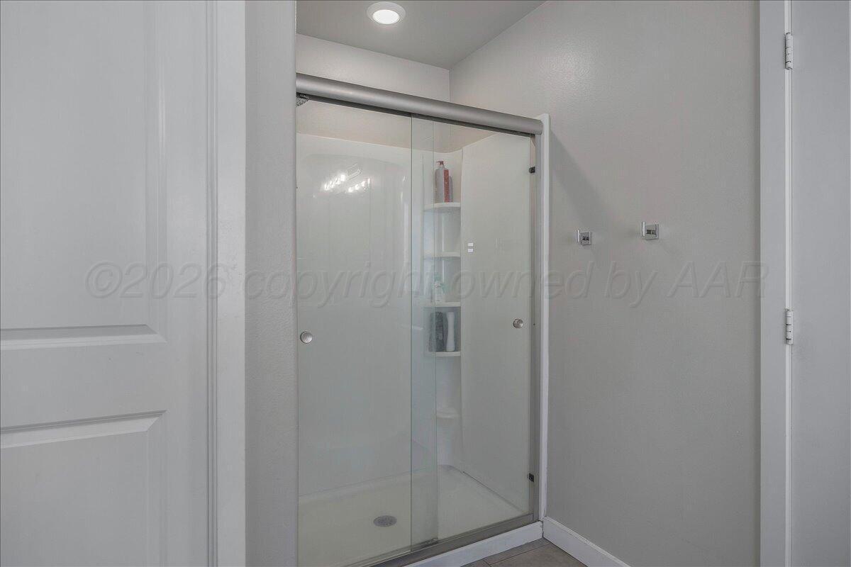 7100 Hart Road Amarillo, TX 79118 - Photo 16 of 24 16-Primary Shower