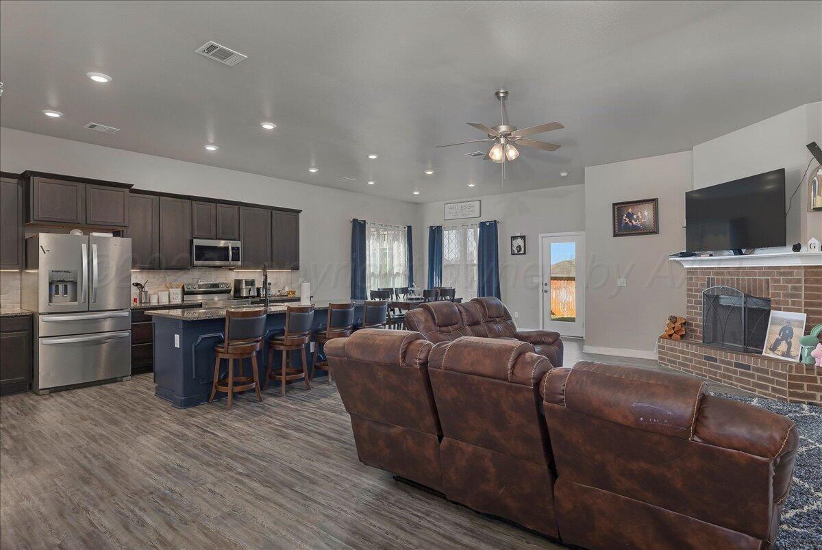 7100 Hart Road Amarillo, TX 79118 - Photo 4 of 24 04-Living Room