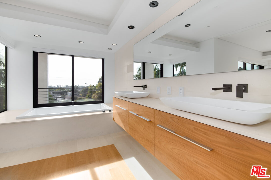902 Berkeley Street Santa Monica, CA 90403 - Photo 15 of 37