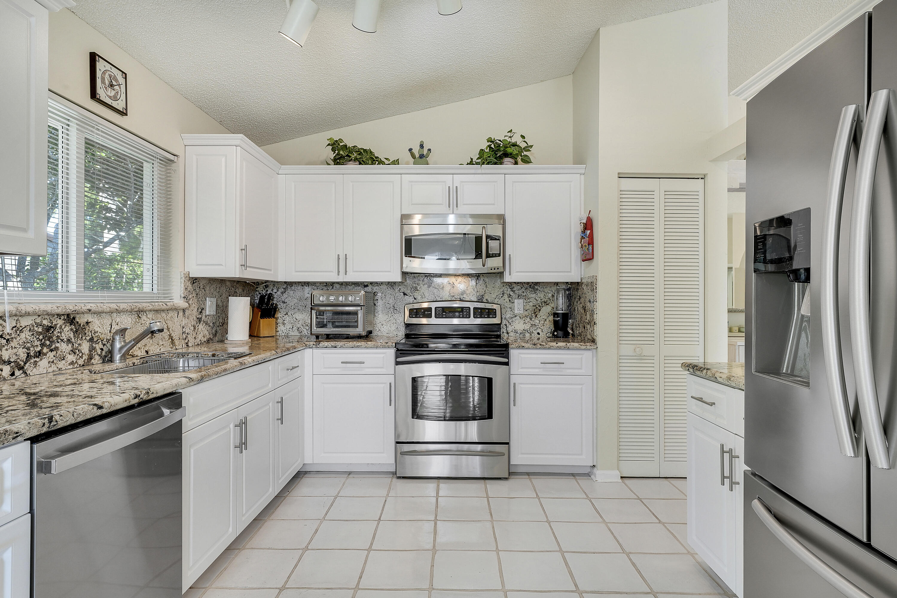 7283 Via Palomar Boca Raton, FL 33433 - Photo 16 of 43 Kitchen
