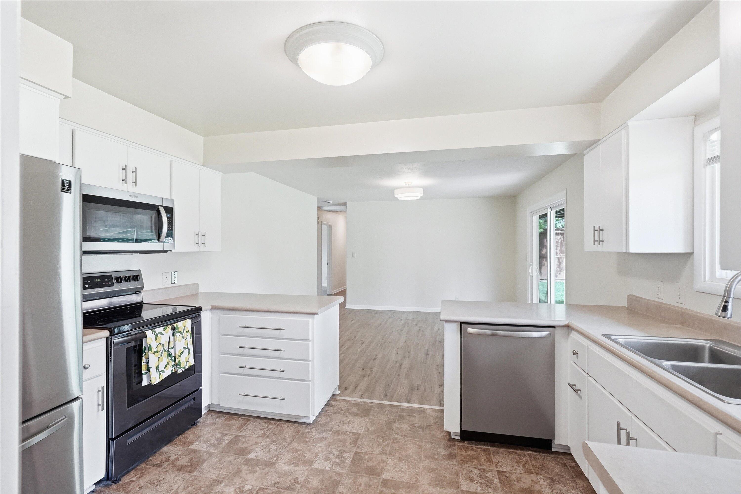 689 South Modoc Avenue Medford, OR 97504 - Photo 16 of 47 Kitchen with stainless steel appliances
