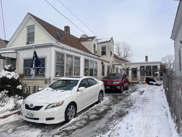 $2,300 | 15 1/2 Ridge Street, Nashua, NH 03064