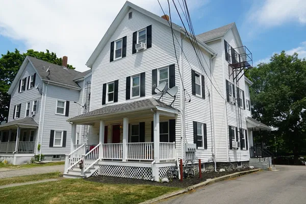 $2,200 | 170 Middleboro Avenue, Unit 2, East Taunton, MA 02718